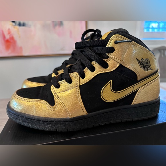 Youth Air Jordan 1 Mid in Metallic Gold & Black Size Youth 6 - Picture 9 of 9